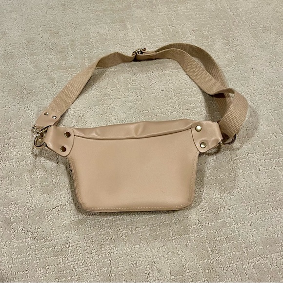 LUCKY Tan leather Crossbody/bum Bag - Picture 2 of 4